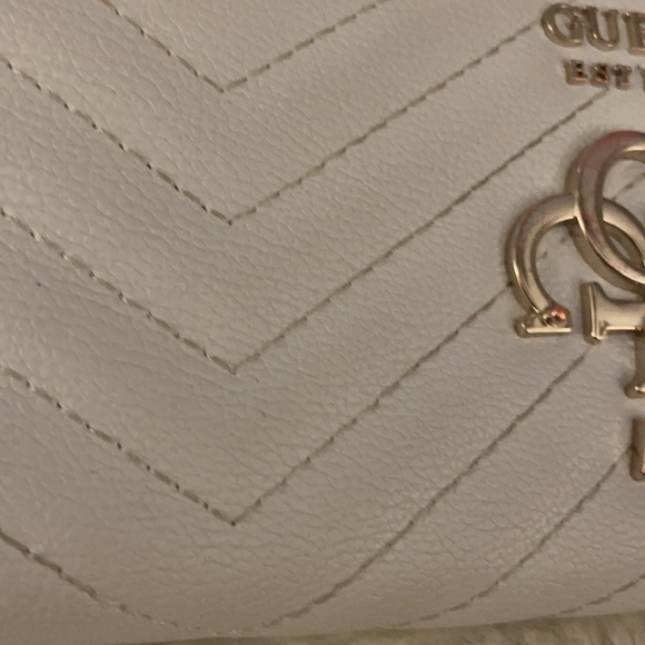 Guess Chevron Classic White Wallet - Picture 5 of 17